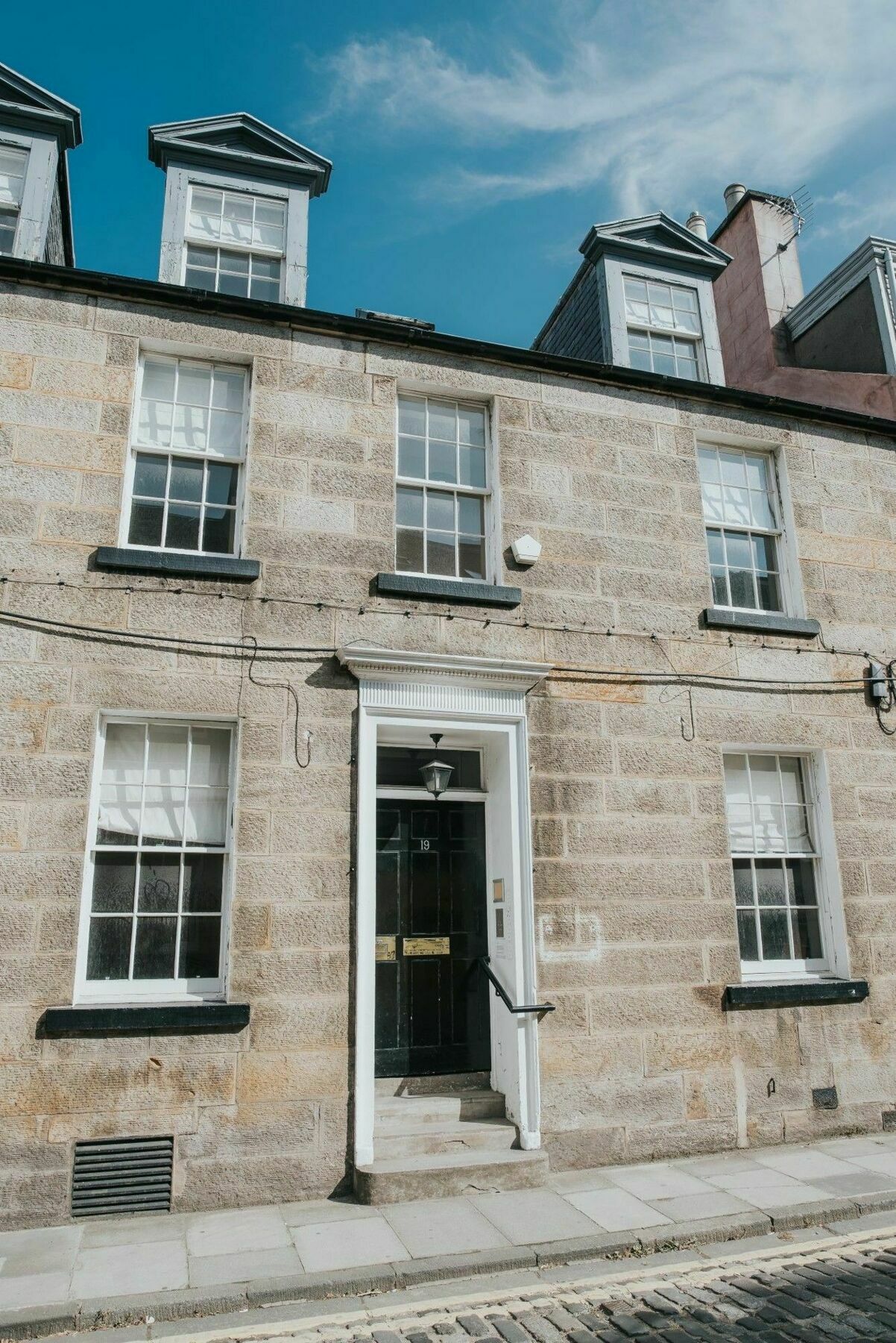 Reizand Apartments, Young St EDI